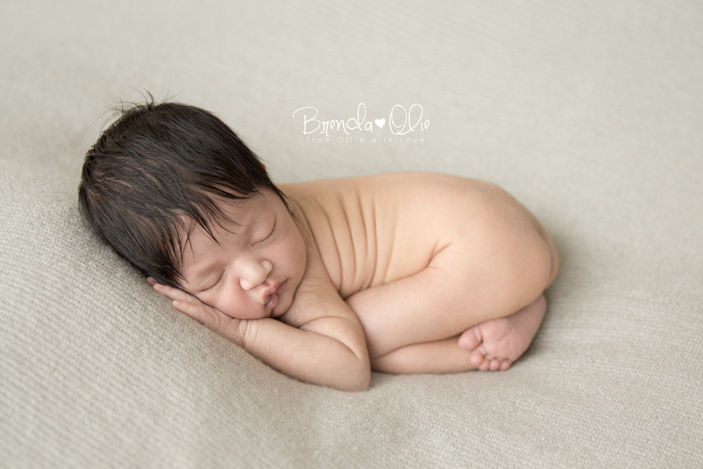 newborn tushi pose